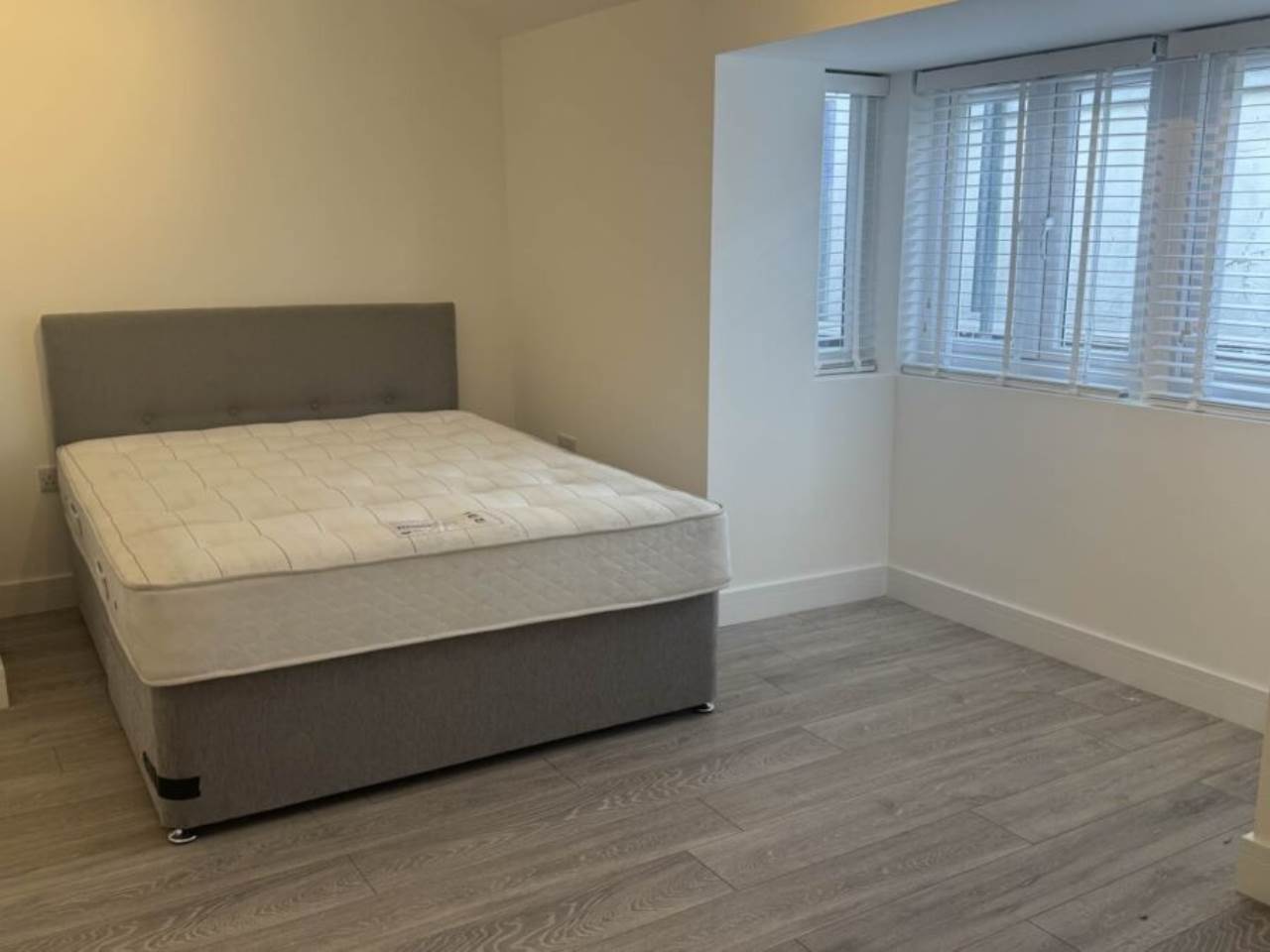 Flat Woodville Road in Cardiff