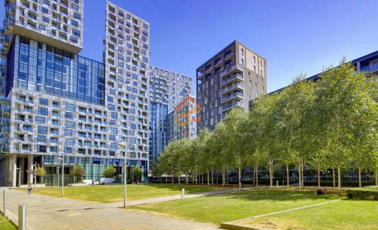 Flat Hertsmere Road in Greater London