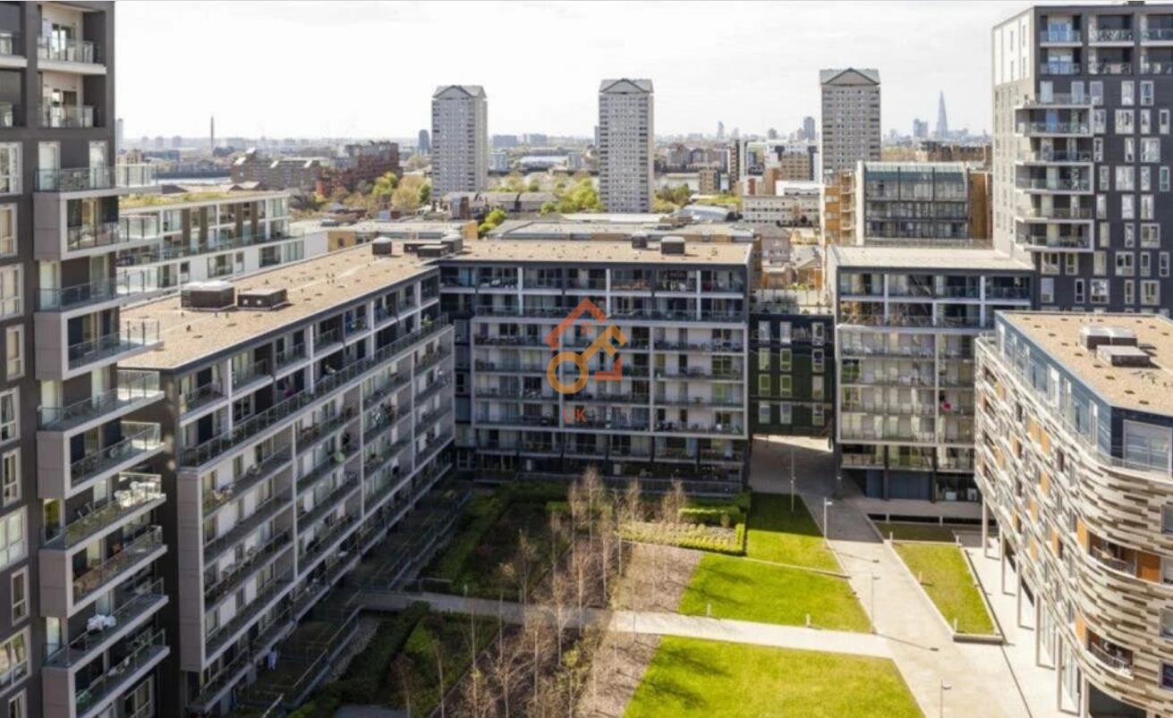 Flat Hertsmere Road in Greater London