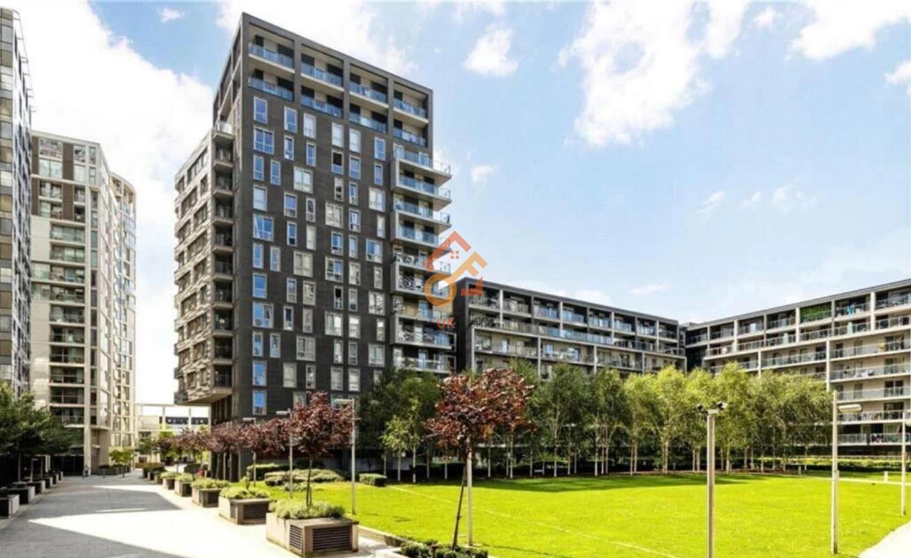 Flat Hertsmere Road in Greater London