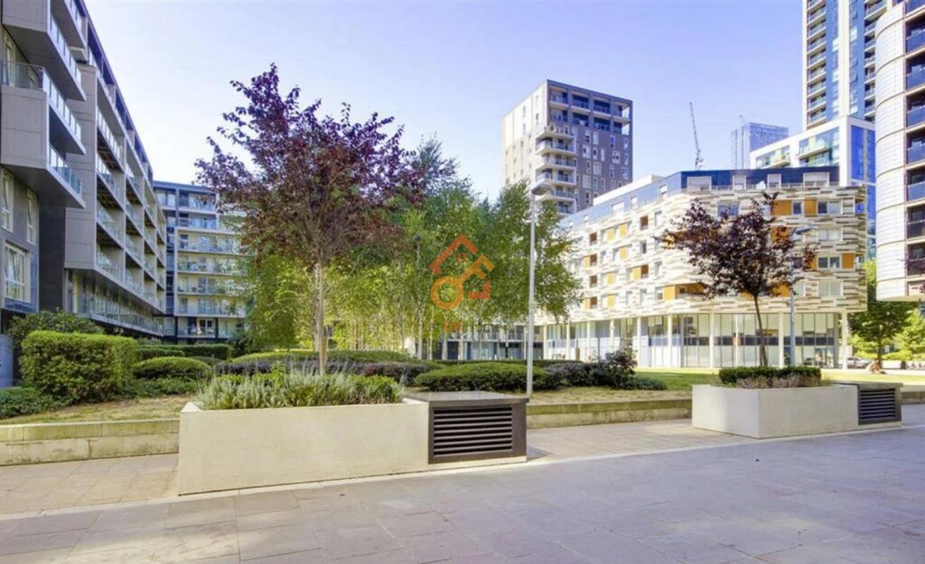 Flat Hertsmere Road in Greater London