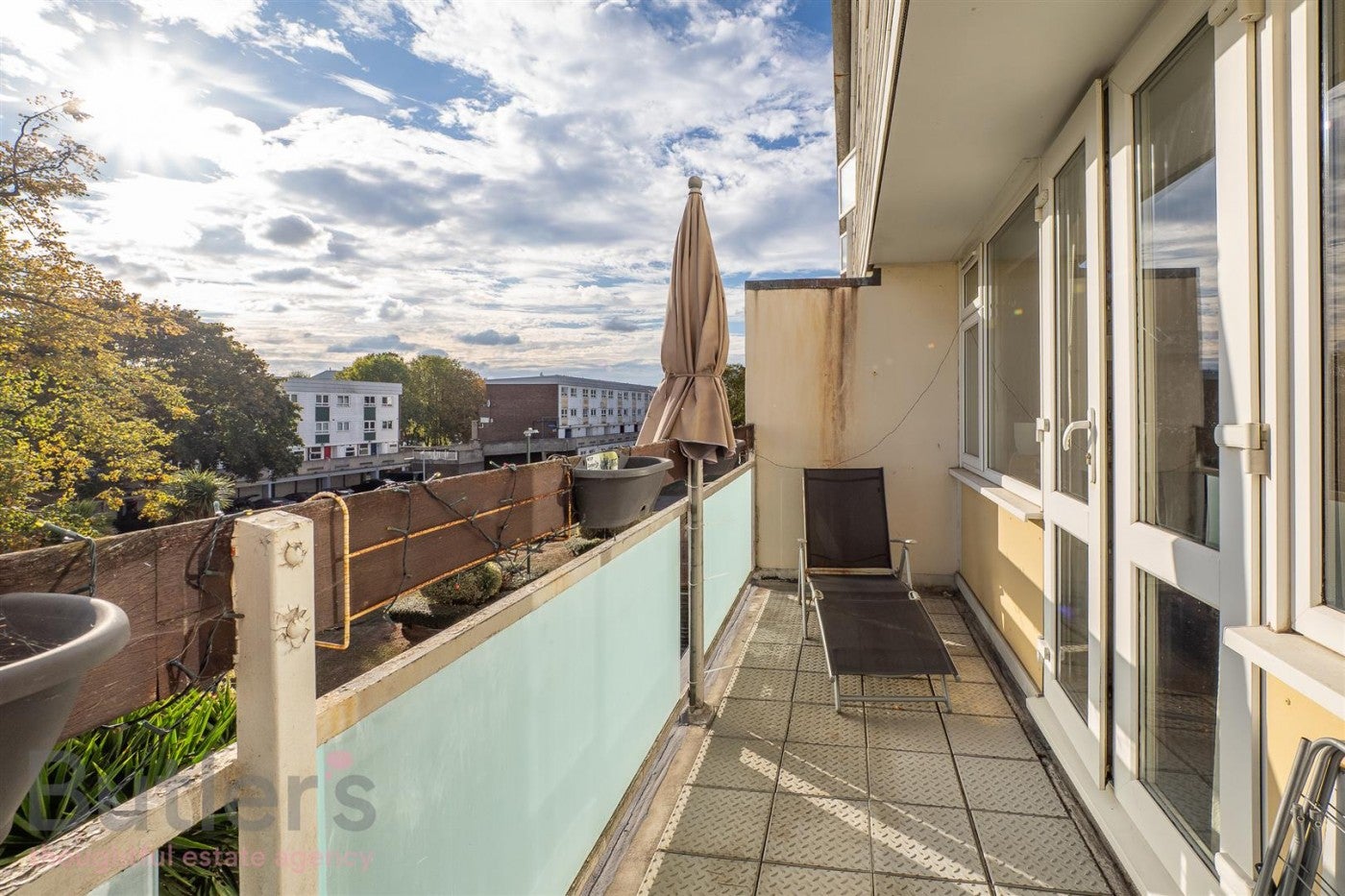 Flat Benhill Wood Road in Greater London