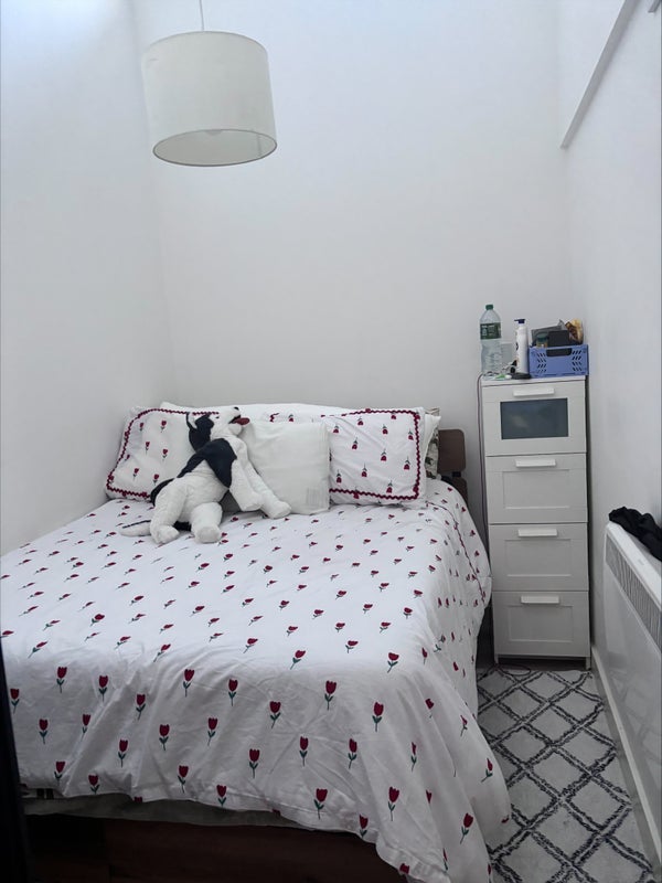 Flat Cresswell Road in Greater London
