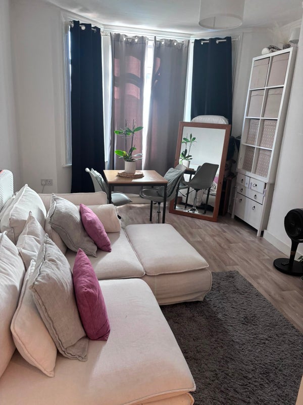 Flat Cresswell Road in Greater London