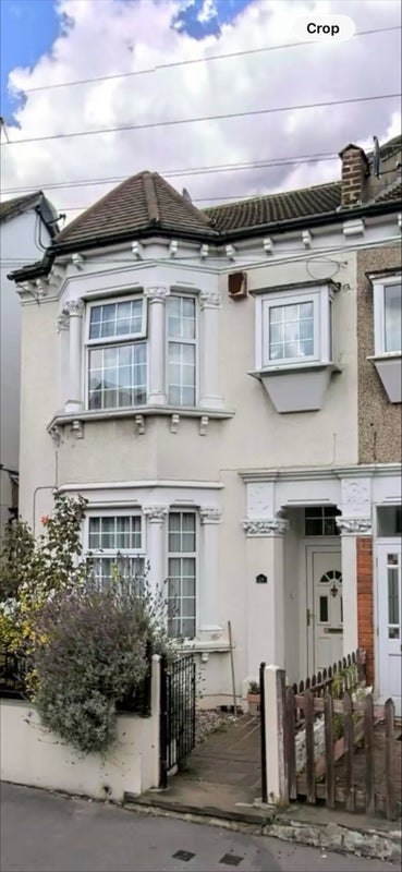 Flat Cresswell Road in Greater London