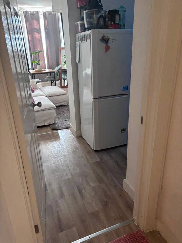 Flat Cresswell Road in Greater London