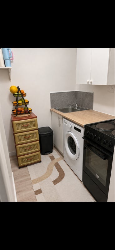 Flat Cresswell Road in Greater London