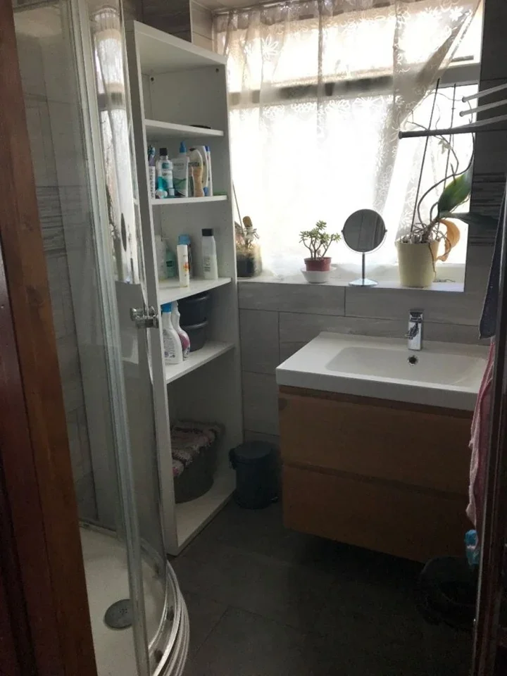 Room Glennie Road in Greater London