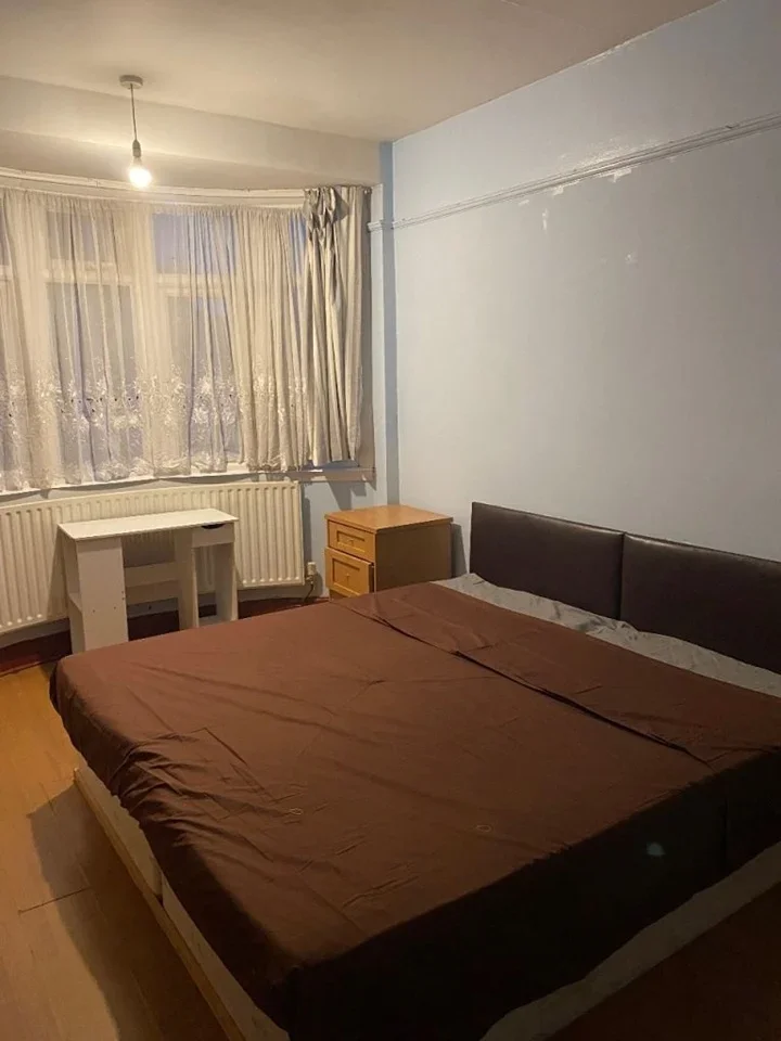Room Glennie Road in Greater London