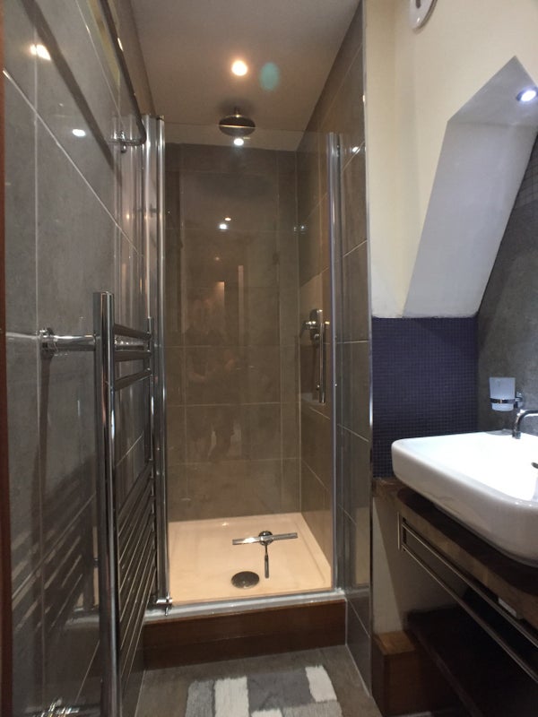Room Hatteraick Road in Greater London