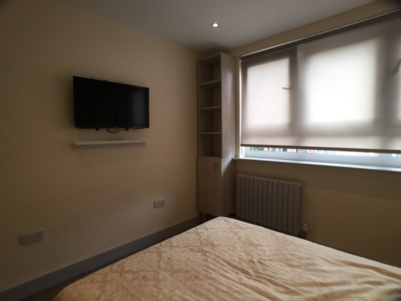 Room Hatteraick Road in Greater London
