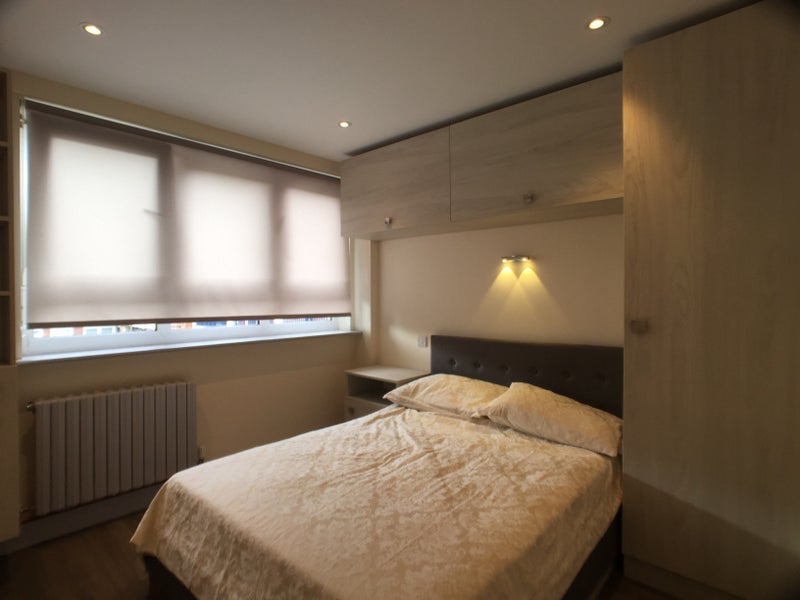 Room Hatteraick Road in Greater London
