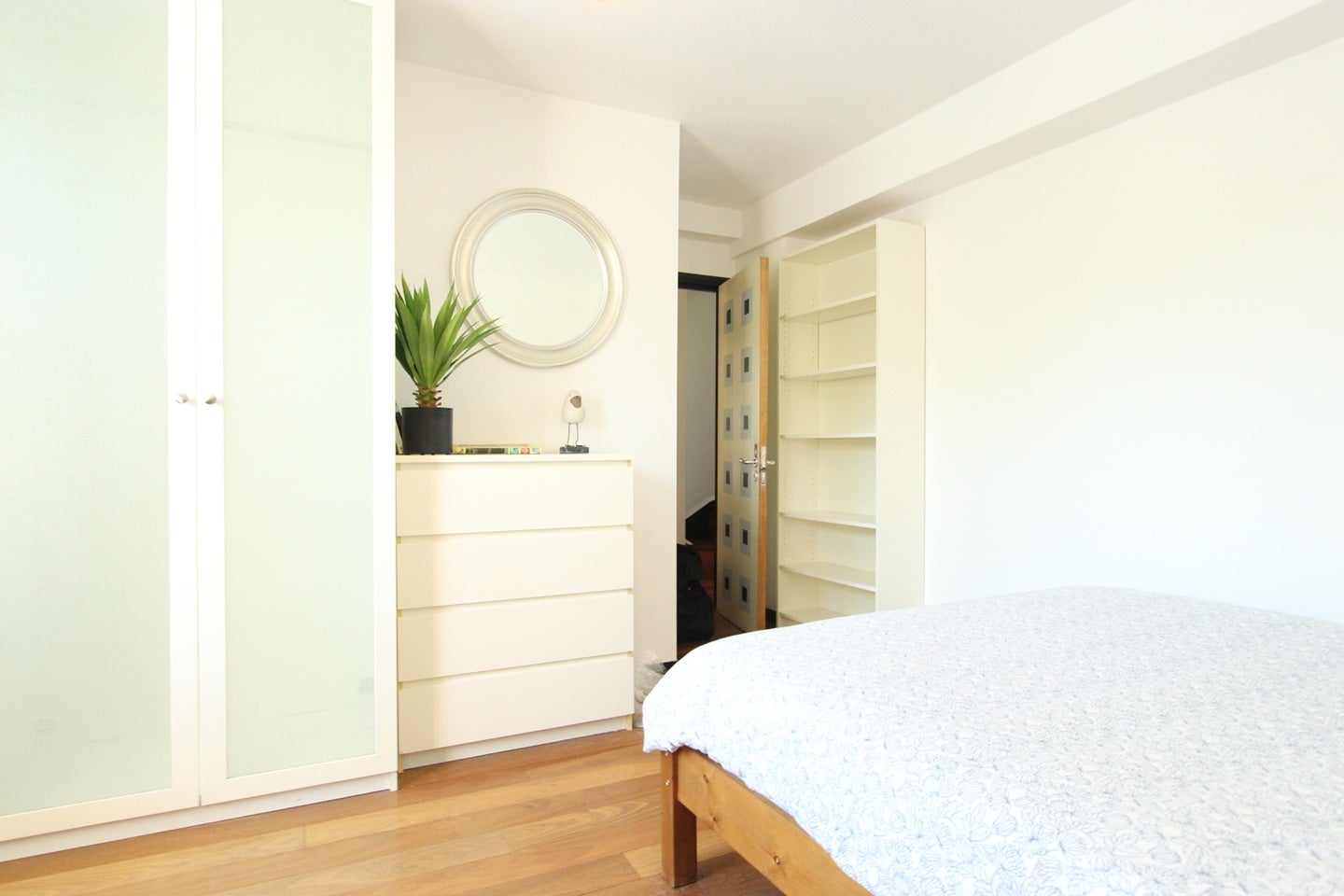 Room Rotherhithe Street in Greater London