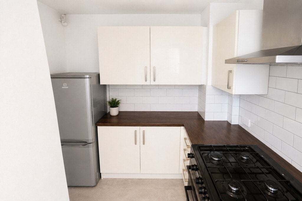 Room Pembury Road in Greater London