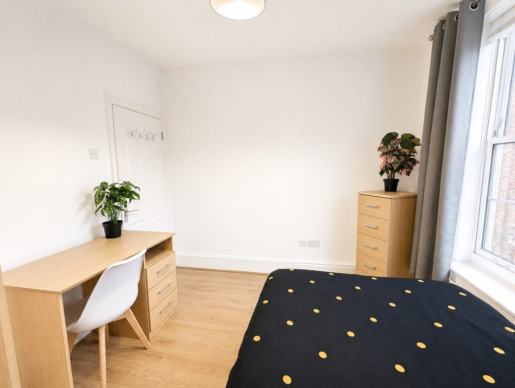 Room Pembury Road in Greater London