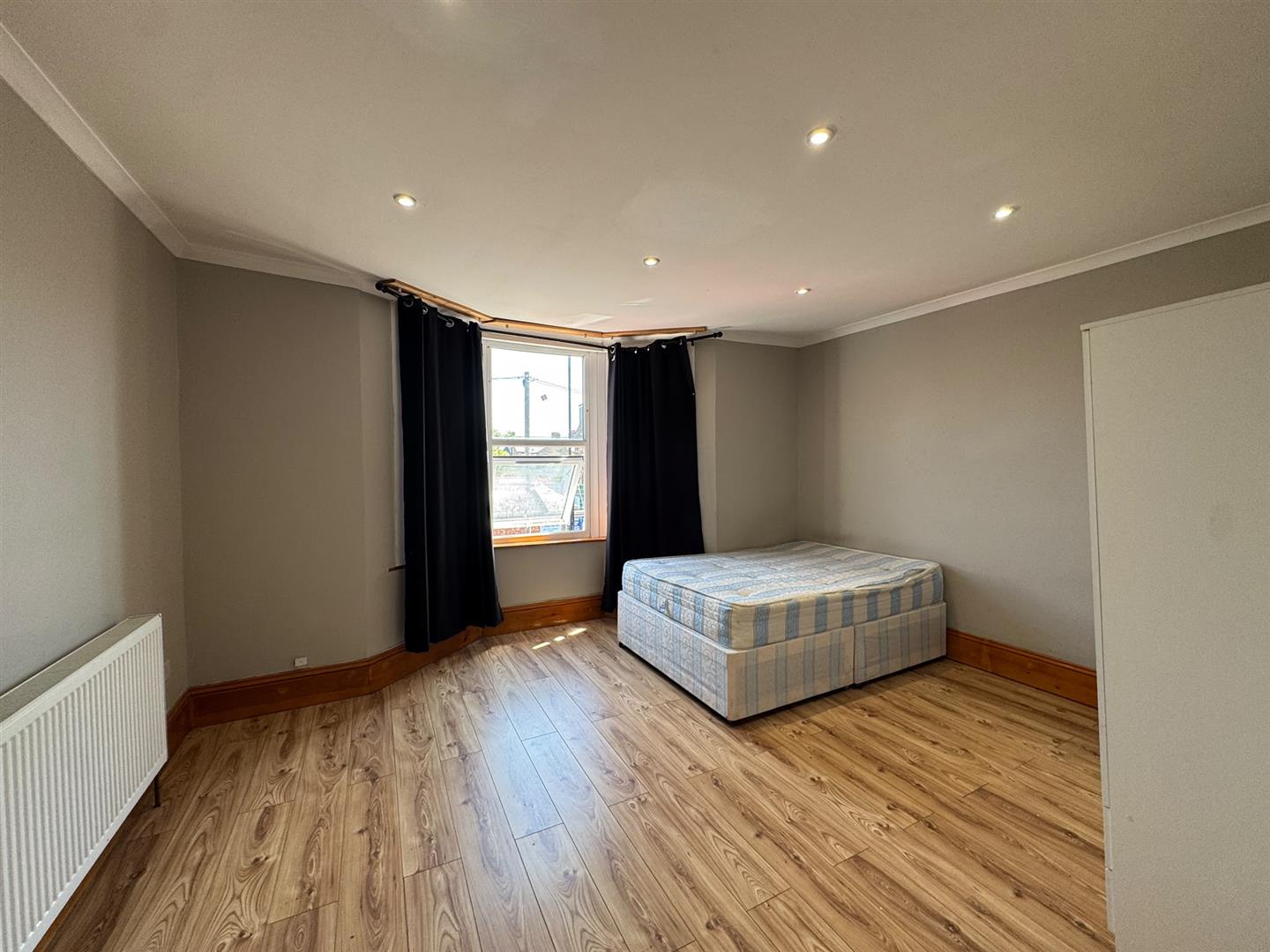 Flat Clarendon Road in Greater London