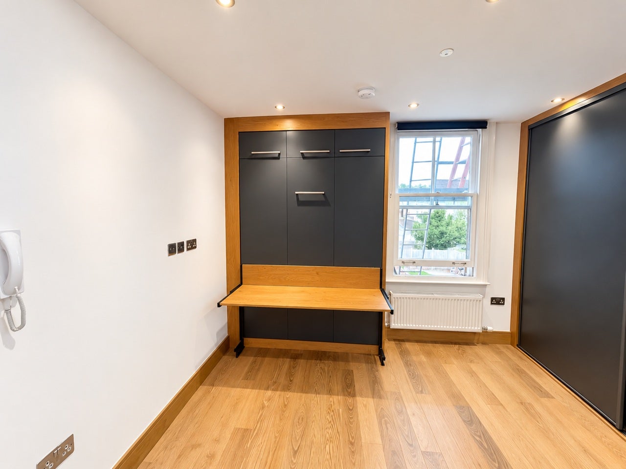 Flat Elgin Road in Greater London