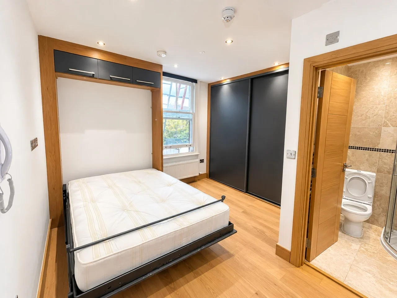 Flat Elgin Road in Greater London
