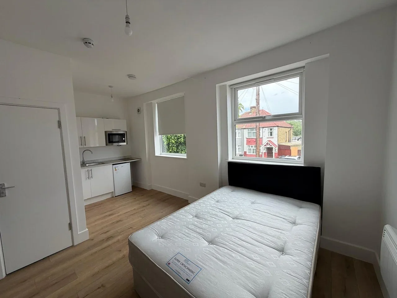 Flat Inwood Road in Greater London