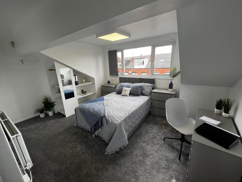 Flat Cardigan Road in Leeds