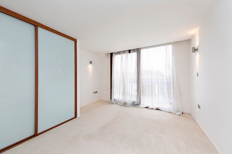 Flat Sheendale Road in Greater London
