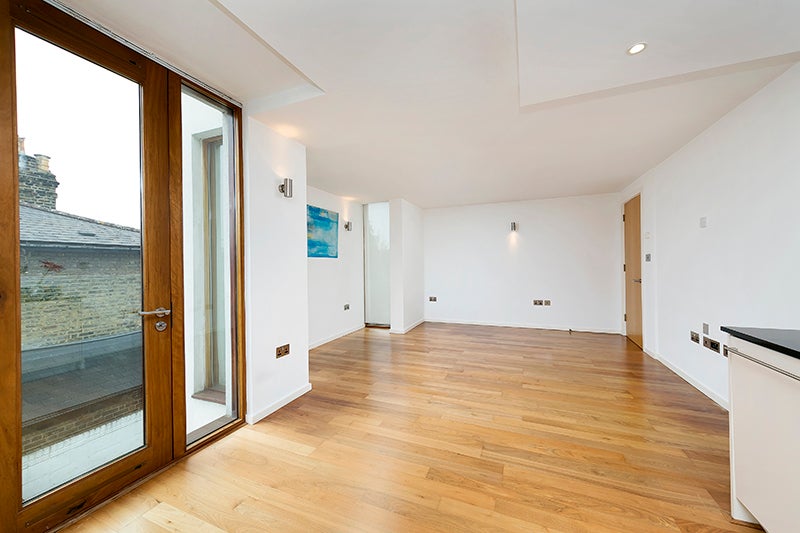 Flat Sheendale Road in Greater London