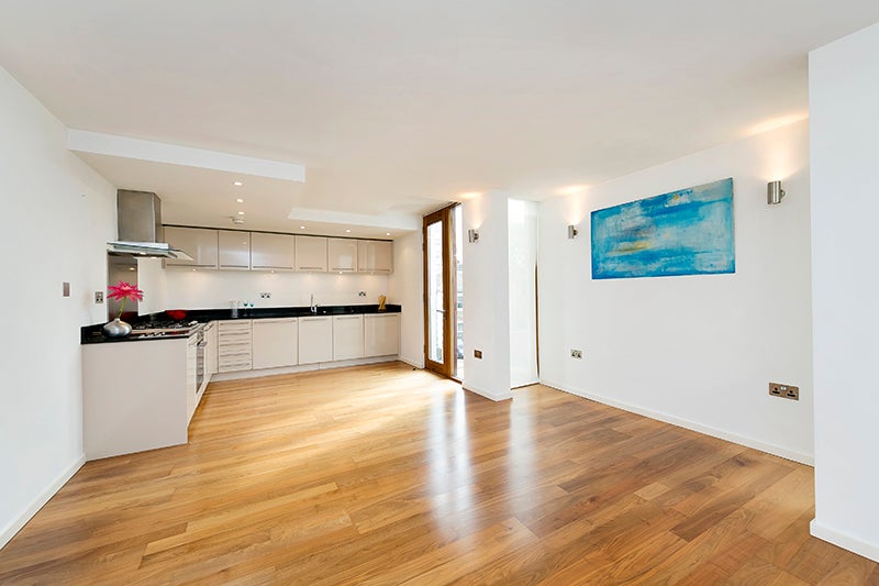 Flat Sheendale Road in Greater London