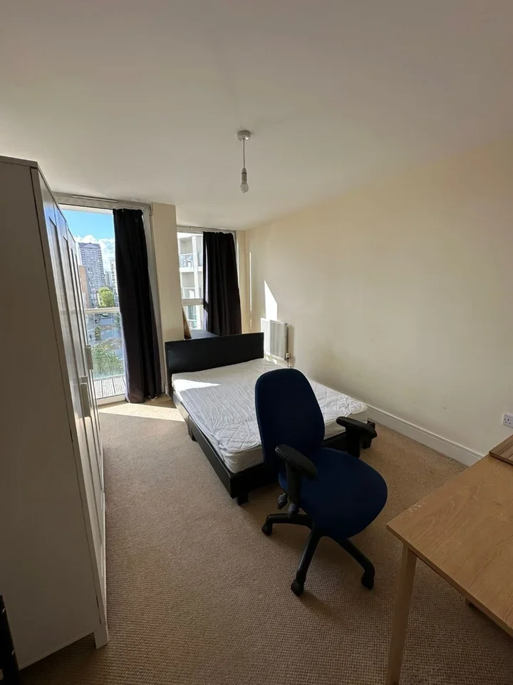 Flat Larson Walk in Greater London