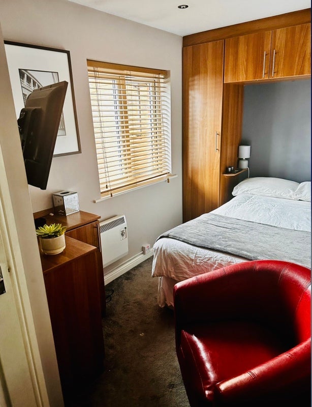 Room Saddlecote Close in Manchester