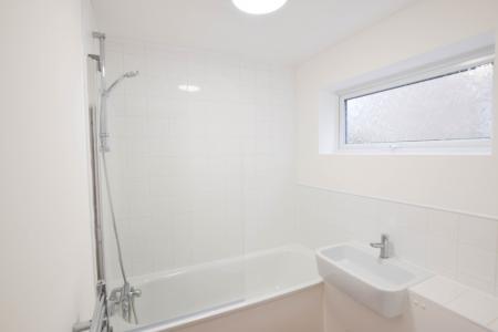 Flat Hatherley Crescent in Greater London