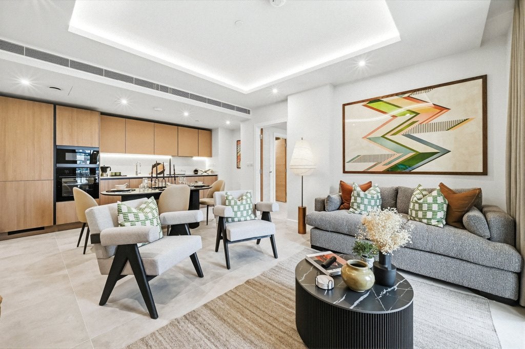 Flat Ponton Road in Greater London