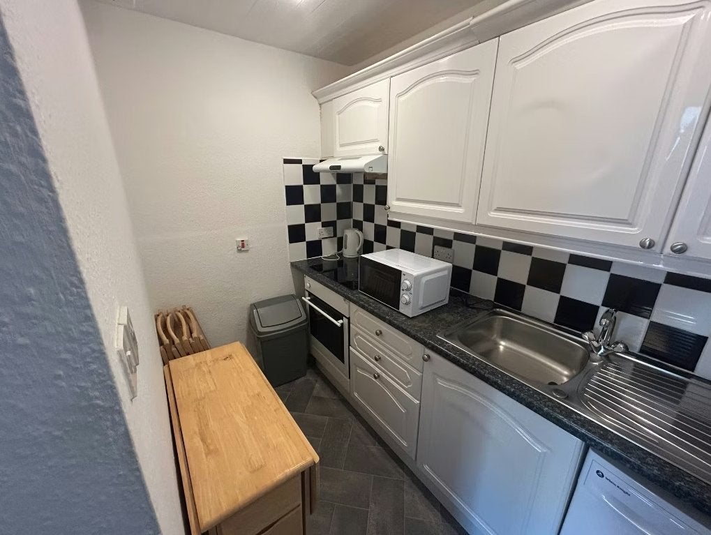 Flat Saughton Mains Gardens in City of Edinburgh