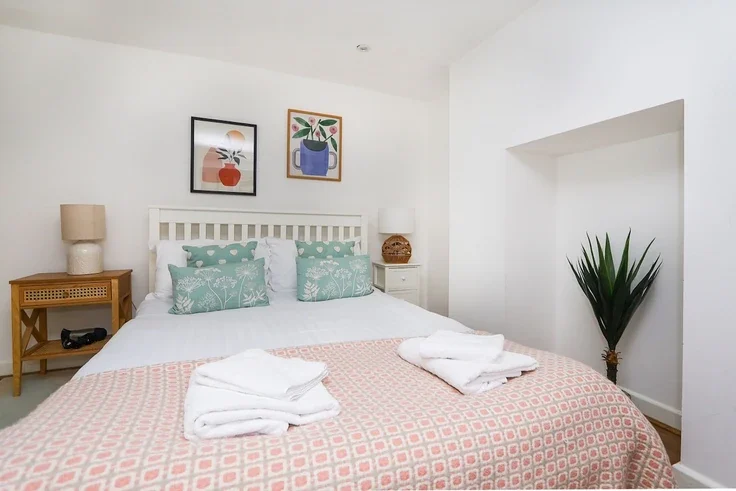 Flat Bartholomew Road in Greater London