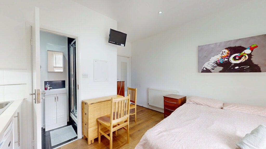 Flat Blenheim Gardens in Greater London