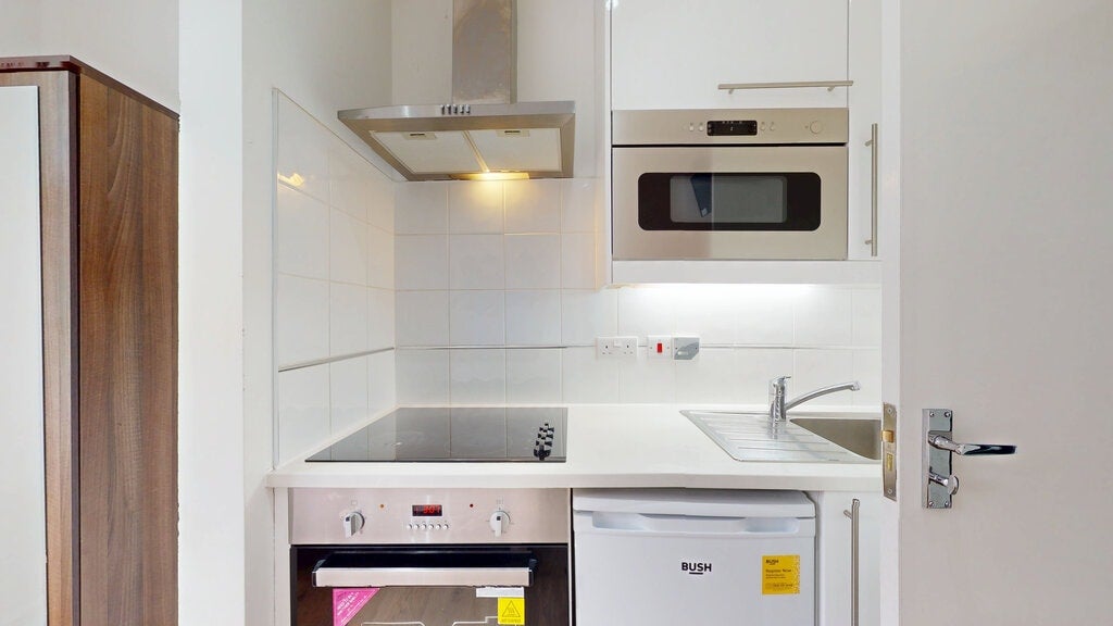 Flat Blenheim Gardens in Greater London