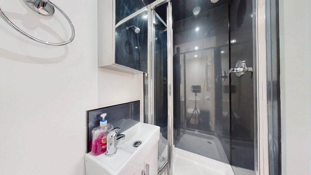 Flat Blenheim Gardens in Greater London