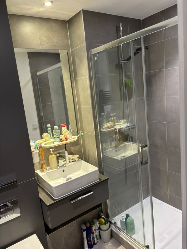 Room Vanguard Way in Greater London