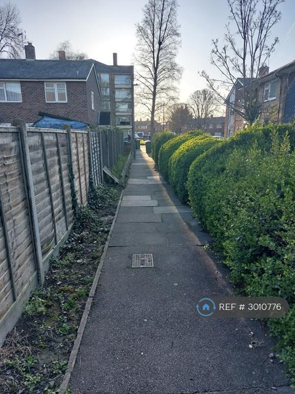 Room Boxgrove Road in Greater London