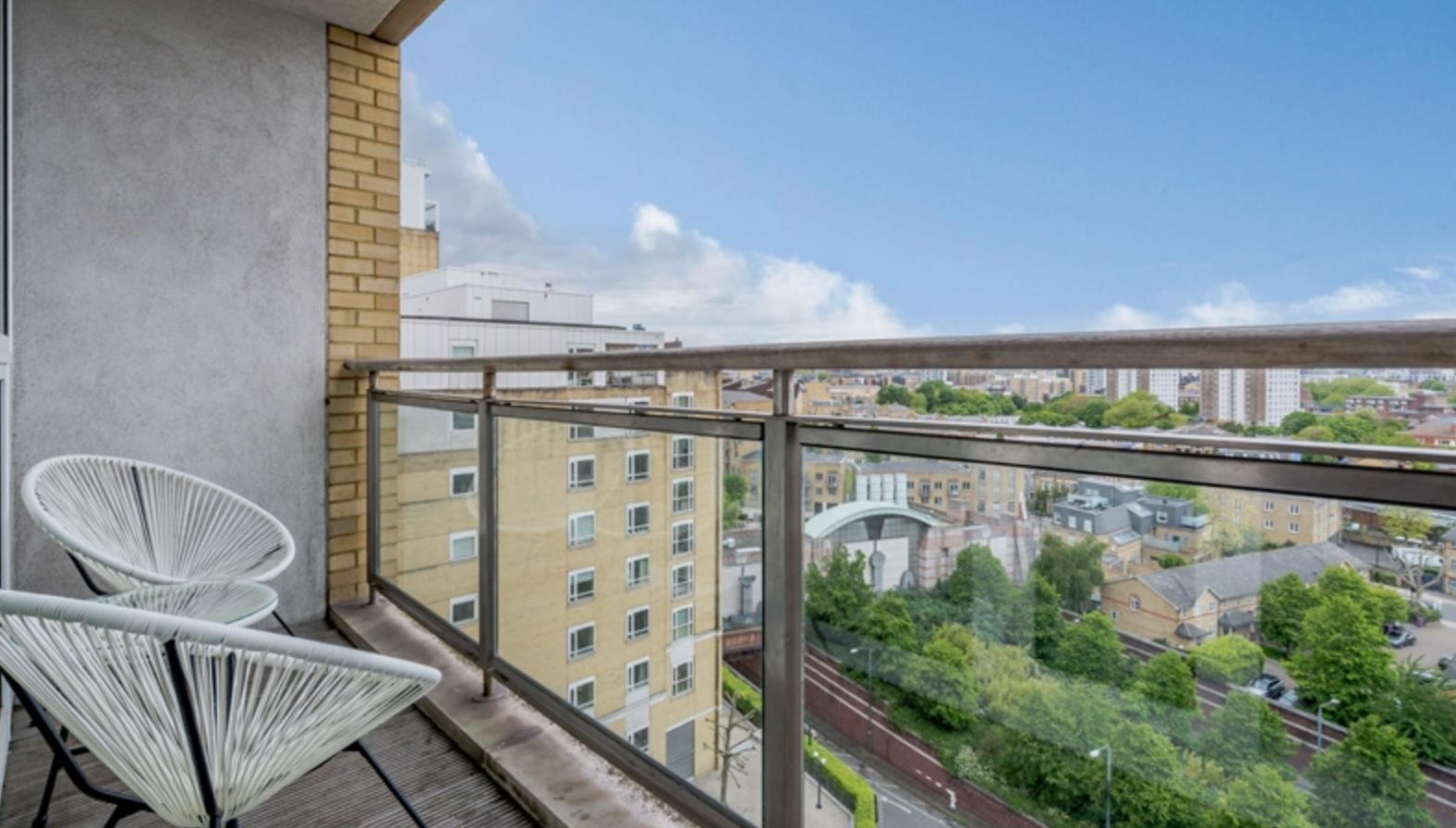Flat Westferry Circus in Greater London