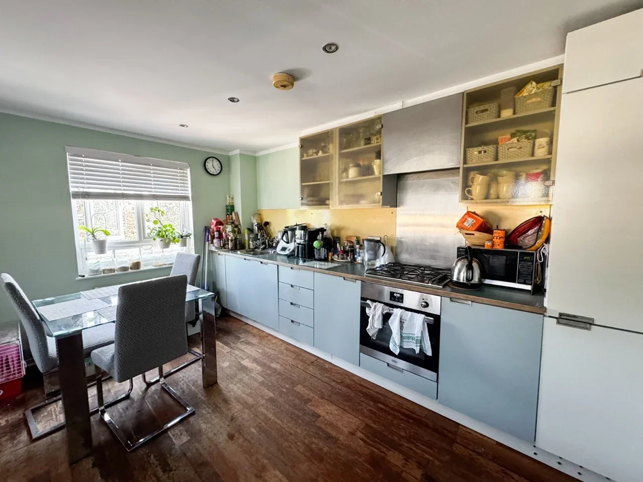 Flat Elvedon Road in Greater London