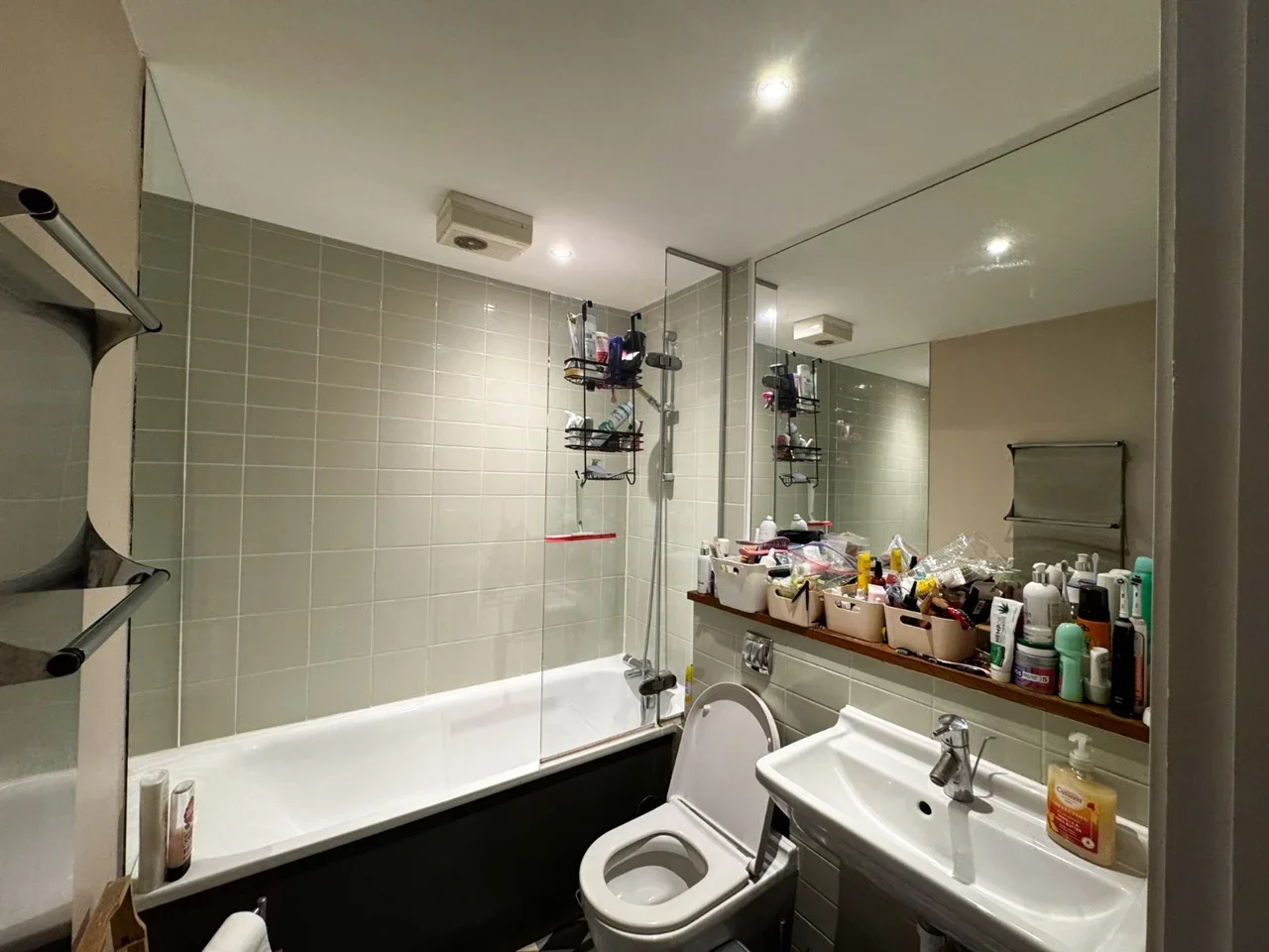 Flat Elvedon Road in Greater London