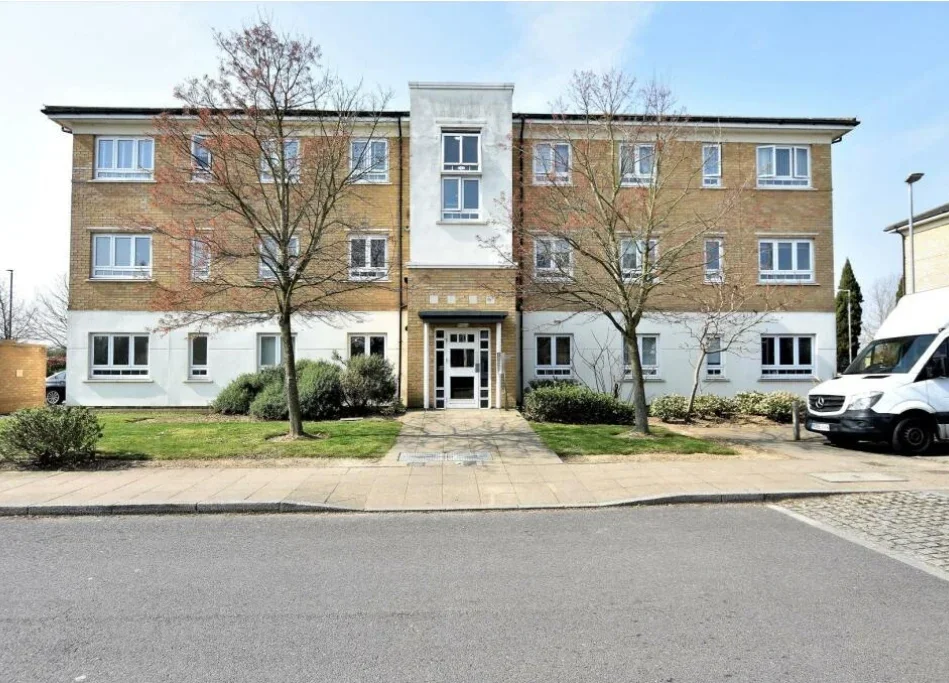 Flat Elvedon Road in Greater London