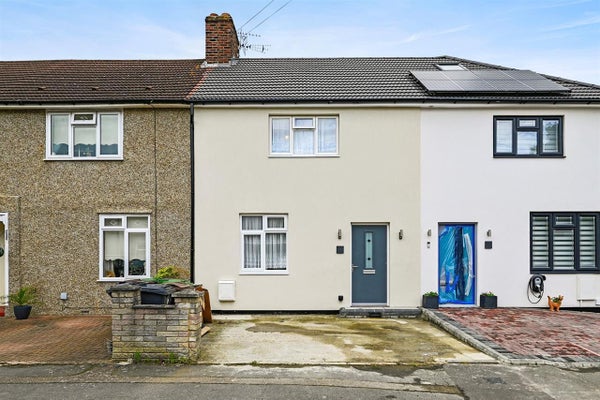 Flat Nicholas Road in London