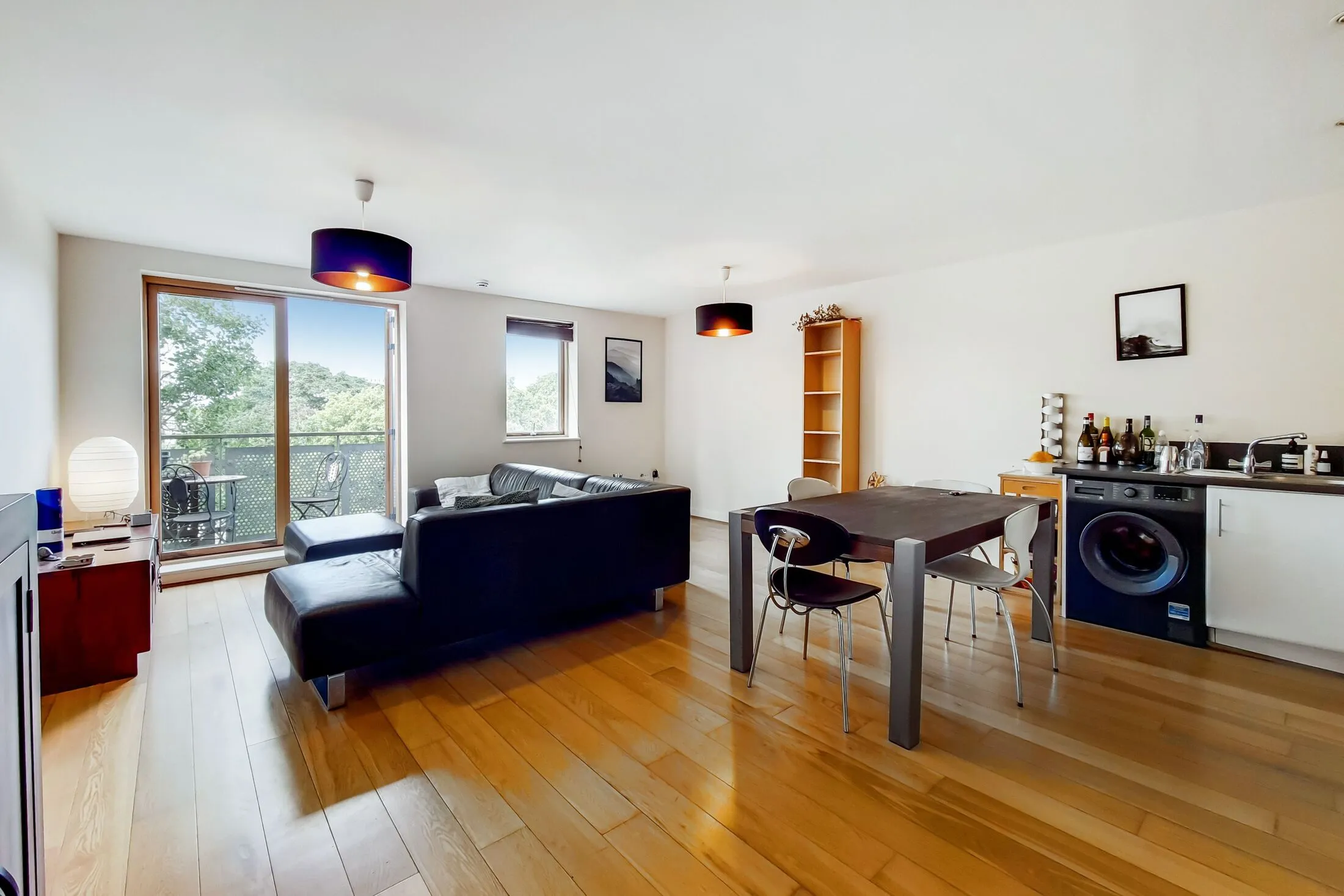 Flat Meath Crescent in Greater London