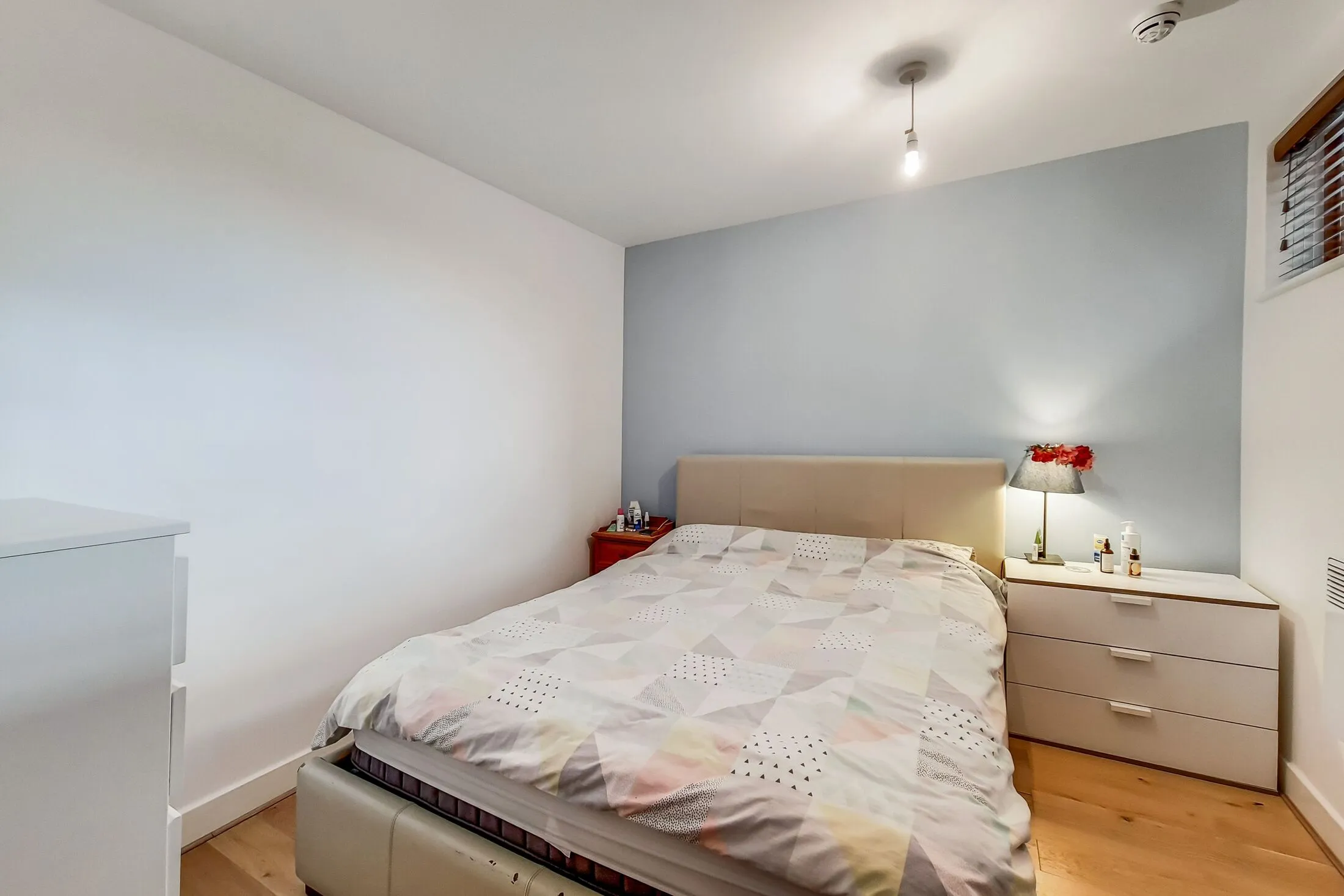 Flat Meath Crescent in Greater London