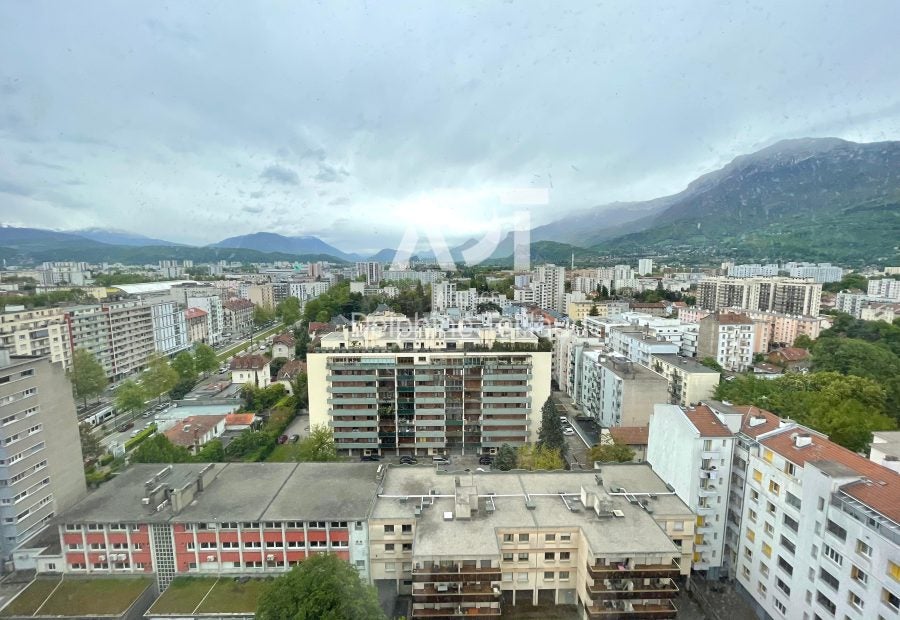 Chambre Cours de la Libération et du Général de Gaulle à Grenoble
