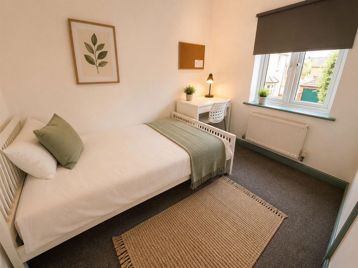 Room Jarratts Road in Bristol