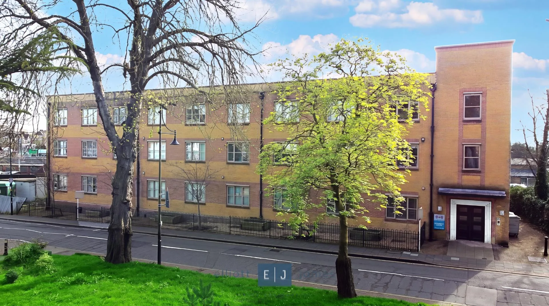 Flat Charteris Road in Greater London