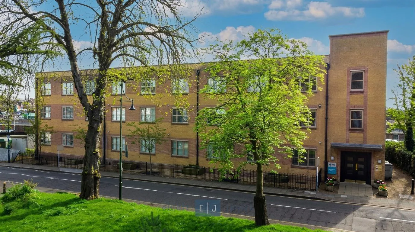 Flat Charteris Road in Greater London