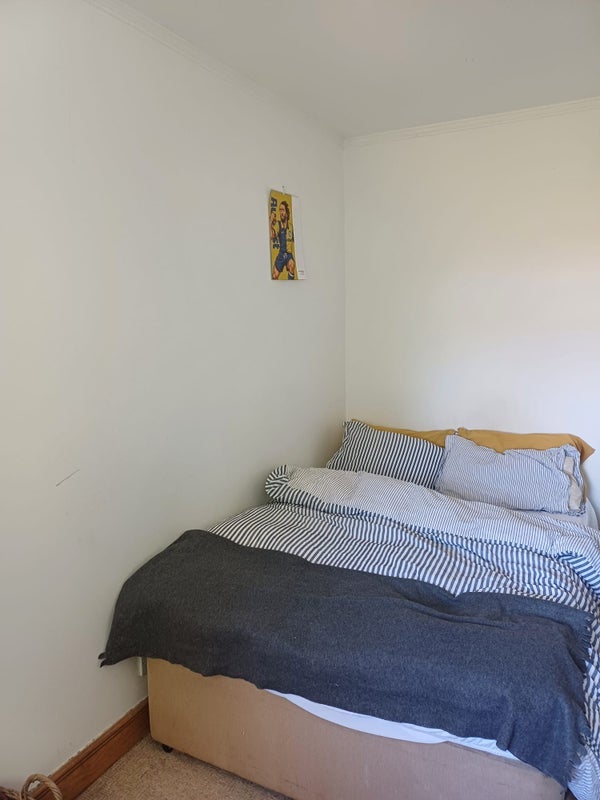 Room Warner Road in Greater London